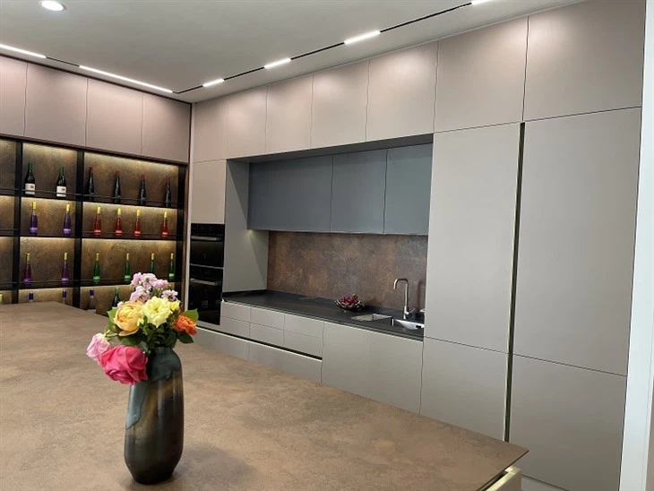 2mm Glass Front Kitchen Cabinet-factory showroom (3)